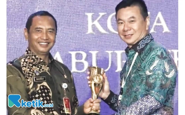 Thumbnail Berita - Kaimana Kembali Berjaya! Raih Innovative Government Award 2024, Bupati Freddy Thie: Terima Kasih Masyarakat dan ASN