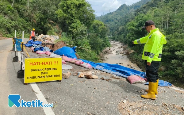 Thumbnail Berita - Hati-hati! Ruas Jalan Pacitan-Ponorogo Ambles Sepanjang 50 Meter