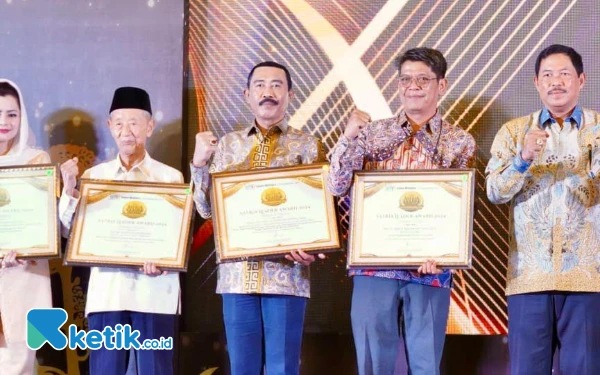 Thumbnail Berita - Berdedikasi Tinggi di Bidang Pendidikan Kepamongprajaan,  Rektor IPDN Raih Satria Leader Award 2024