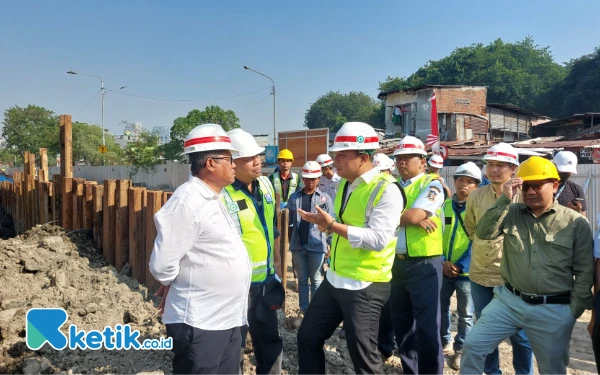 Thumbnail Berita - Tunnel TIJ-KBS Surabaya Segera Diresmikan, Hadirkan Video Mapping Bertema Satwa