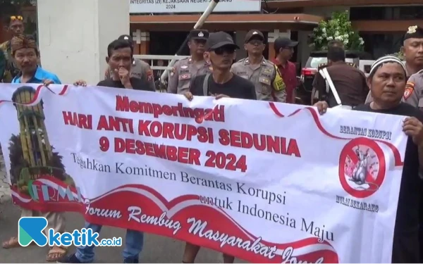 Thumbnail Berita - Hari Antikorupsi Sedunia, Puluhan Warga Demo di Halaman DPMD Jombang