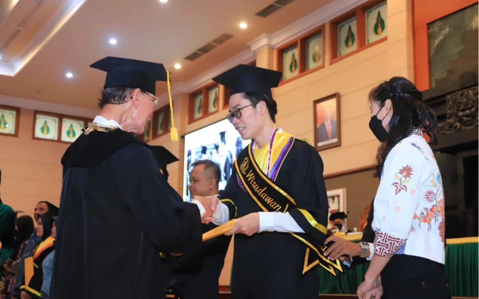 Thumbnail Berita - Wisuda 2022, Ini Sederet Penghargaan Nasional  UWKS 