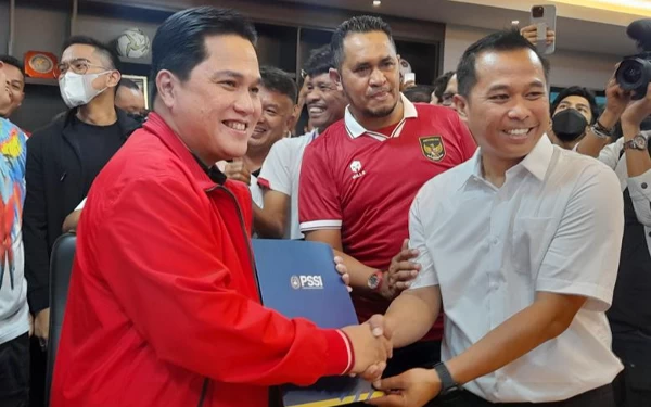 Thumbnail Berita - Dikawal Kaesang, Raffi, sampai Atta, Erick Thohir Daftar Ketum PSSI