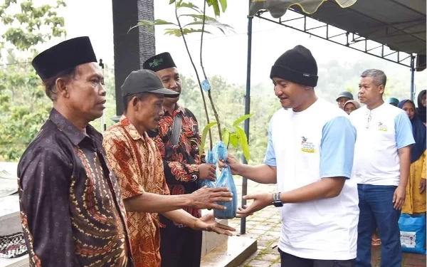 Peringati Hari Air Dunia, Mas Aji Gelar Baksos dan Pembagian Bibit Tanaman 