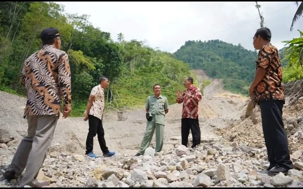 Bupati Pacitan Kunjungi Jembatan Putus Dampak Longsor Desa Kemuning Tegalombo