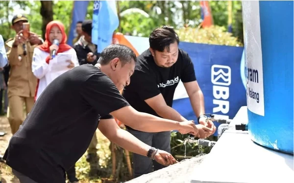 Thumbnail Berita - Penuhi Kebutuhan Air Warga, Mas Aji Launching Wash Program BRI