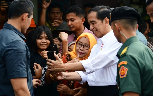 Thumbnail Berita - Presiden Jokowi Tinjau Harga Kebutuhan Pokok di Pasar Menteng Pulo