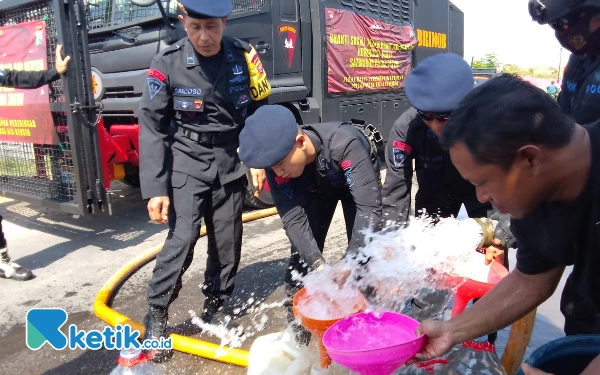 Thumbnail Berita - Brimob Kerahkan Water Canon Salurkan Bantuan Air Bersih