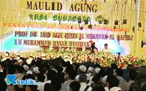 Thumbnail Berita - Ribuan Umat Muslim Padati Pesantren Al Azhar Tulungagung Peringatan Maulid Nabi Muhammad SAW