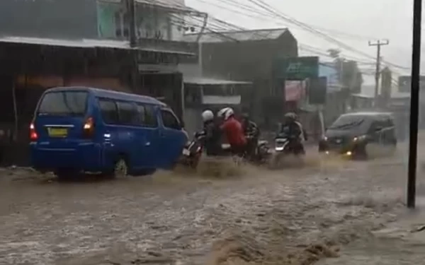 Hujan Deras Landa Jalan Nasional di Cianjur, Kendaraan Menuju Puncak Bogor Tersendat