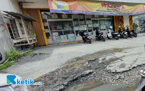 Thumbnail Berita - Hati-hati! Ruas Jalan Godean Sleman Berlubang dan Berlumut