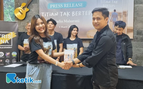 Thumbnail Berita - Kisah Dibalik 'Titian Tak Bertepi', Novel Perdana Nadia Maharani