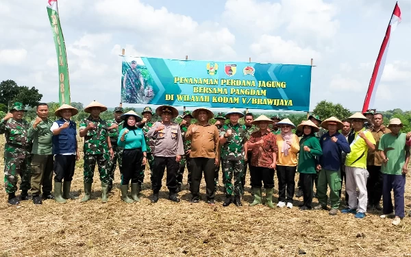 Thumbnail Berita - Gelar Pembinaan Ketahanan Pangan Terpadu, Kodim Bojonegoro Tanam Perdana Jagung