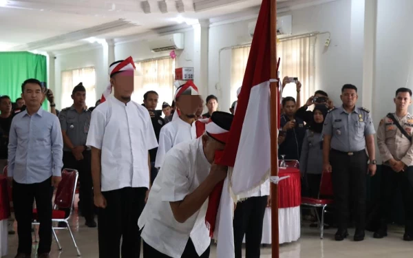 Thumbnail Berita - Cium Merah Putih, Empat Napi Terorisme Ikrar Setia NKRI di Lapas Tanjung Raja