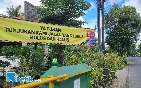 Thumbnail Berita - Aksi Pemasangan Spanduk di Jalan Godean Sleman, Bentuk Protes Warga