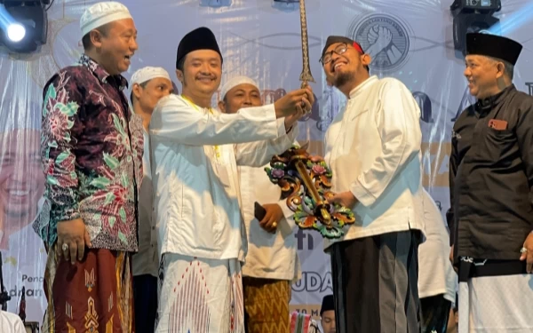 Thumbnail Berita - Pemuda Lenteng Barat Sumenep Gelar Pengajian Akbar, Bupati Fauzi Dapat Hadiah Keris