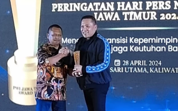 Thumbnail Berita - PWI Jatim Serahkan Penghargaan pada Mantan Bupati Sampang