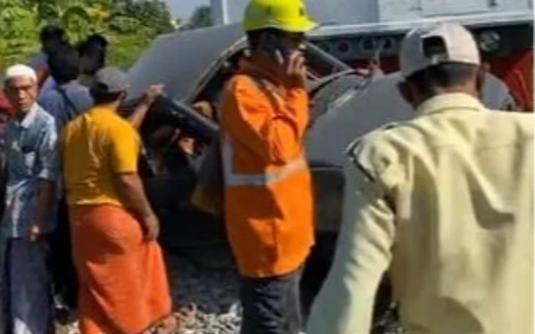 Thumbnail Berita - Satu Keluarga Tertabrak Kereta Api di Rejoso Pasuruan, Empat  Orang Meninggal