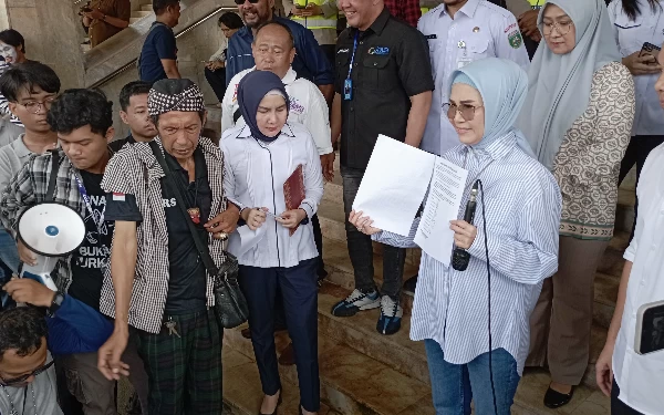 Thumbnail Berita - Temui Peserta Aksi Tolak Revisi RUU Penyiaran Anita Noeringhati Siapkan Utusan Sampaikan Aspirasi Ke DPR RI