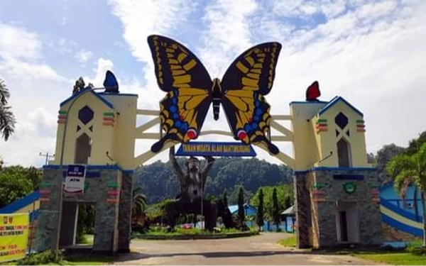 Thumbnail Berita - Tak Jauh dari Bandara Hasanuddin, Air Terjun Bantimurung Cocok untuk Pemandian Keluarga