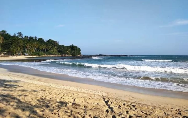 Thumbnail Berita - Liburan ke Pantai Legon Pari dengan Pasir Putih dan Bersih