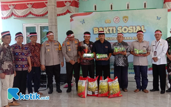 Thumbnail Berita - HUT Bhayangkara, Polres Bangkalan Berbagi Bibit dan Sembako ke Petani