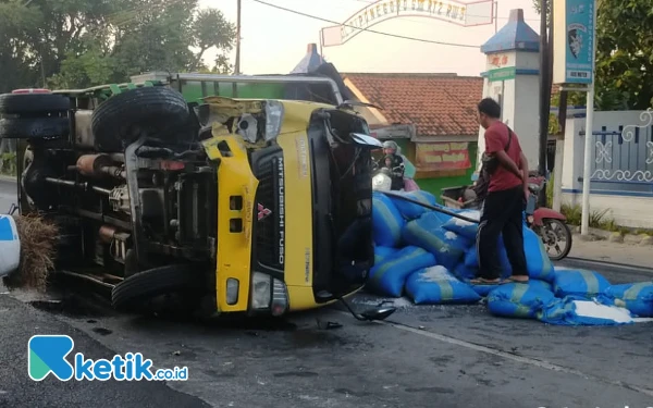 Thumbnail Berita - Truk Bermuatan Garam di Sampang Alami Kecelakaan Tunggal, Ini Penyebabnya