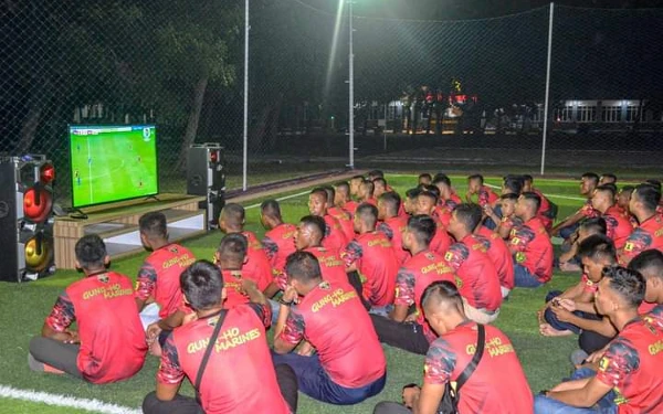 Thumbnail Berita - Potret Kebersamaan Prajurit TNI Nobar Final Timnas Indonesia U-19 vs Thailand