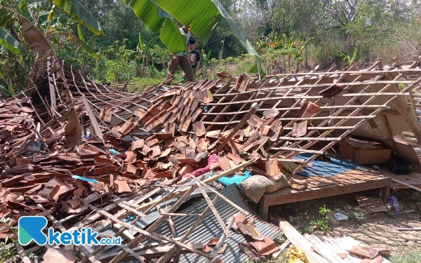 Thumbnail Berita - Nasib Miris Nenek Sebatang Kara di Sampang, Rumah Tua Ambruk Rata dengan Tanah