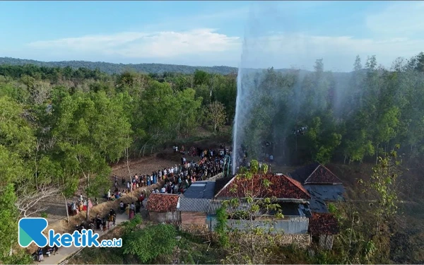 Thumbnail Berita - [Berita Foto] Sumur Bor di Madura Keluarkan Air Sangat Deras Tanpa Bantuan Pompa