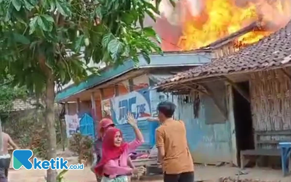 Video Viral Kebakaran Rumah di Desa Blu'uran Sampang, Pemilik Menangis Histeris