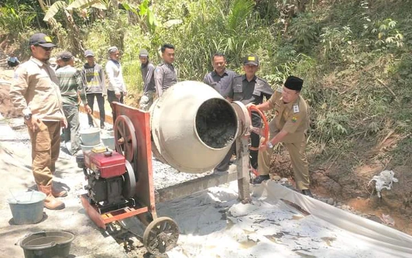 Thumbnail Berita - Pemkab Cianjur Klaim Program 1000 Km Jalan Beton Segera Tercapai