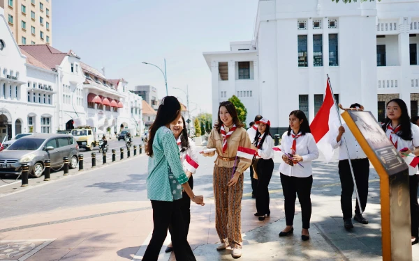 Thumbnail Berita - Semangat Kemerdekaan, Mercure Surabaya Grand Mirama Berbagi Bendera di Kota Tua Surabaya