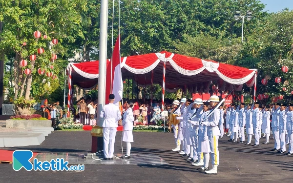 Thumbnail Berita - [Berita Foto] Suasana Upacara Peringatan Proklamasi Kemerdekaan ke-79 RI di Balai Kota Surabaya