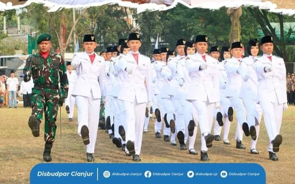 Thumbnail Detik-detik pasukan pengibar bendera menjalankan tugas dalam upacara HUT ke-79 RI di Lapang Joglo (17/08/2024) (Foto: Disbudpar Cianjur)