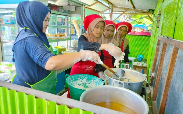 Thumbnail Berita - Serunya Siswa Double Track Tata Boga SMAN 1 Pademawu Magang di Kedai Mama Nina