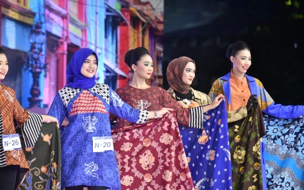 Thumbnail Berita - Promosikan Kekayaan Budaya Lokal, Pemkot Surabaya Gelar Pesona Batik Surabaya 2024