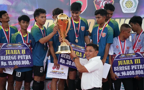 Thumbnail Berita - Kejurnas Sepak Takraw Resmi Ditutup Pangdam XIV/Hasanuddin, Wakil Sulsel Borong Gelar Juara