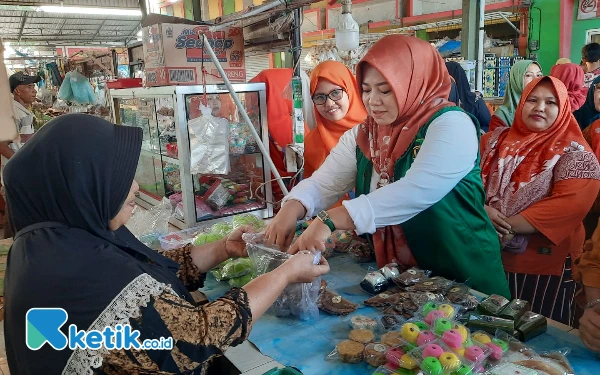 Thumbnail Berita - Blusukan ke Pasar Mangaran, Cawabup Ulfiyah Tampung Keluhan Pedagang