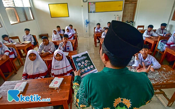 Thumbnail Kepala Sekolah M Yaser Arafat mengedukasi murid kelas 6 tentang hidup sehat tanpa judi online di SDIT Muhammadiyah Wirosari, Kabupaten Grobogan, Jawa Tengah, Senin, 14 Oktober 2023. Berdasar data Satuan Tugas Pemberantasan Judi Online bahwa hingga Juni 2024 tercatat ada sekitar 80.000 anak usia di bawah 10 tahun terdeteksi bermain judi online. (Foto: Achmad Fazeri/Ketik.co.id)