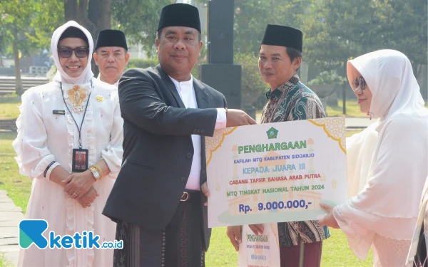 Thumbnail Berita - Peringati Hari Santri Nasional 2024, Pjs Bupati Sidoarjo Beri Penghargaan Santri-Santri Berprestasi