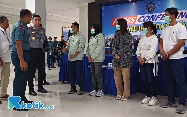 Imigrasi Surabaya dan Lanudal Puspenerbal Juanda Tangkap 5 WNI yang Hendak Jual Ginjal ke India