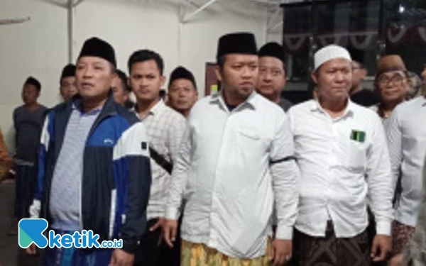 Thumbnail Berita - Cabup Sampang Aba Idi Tanggung Biaya Hidup dan Pendidikan Anak Pendukungnya yang Meninggal Akibat Penganiayaan di Ketapang