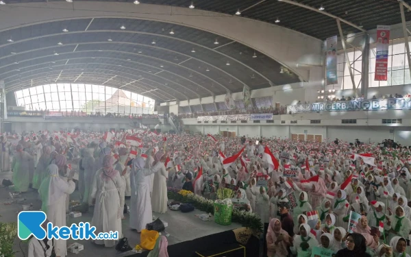 Thumbnail Berita - [Berita Foto] Imam Besar Masjid Al-Akbar Surabaya Pimpin Doa Bersama Kemenangan Khofifah-Emil