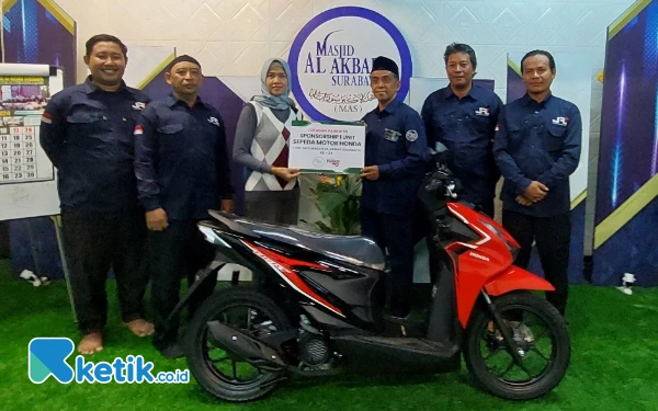 Sumbangan Honda Beat Juragan Parkir 55 Warnai Perayaan HUT Ke-24 Masjid Nasional Al-Akbar Surabaya