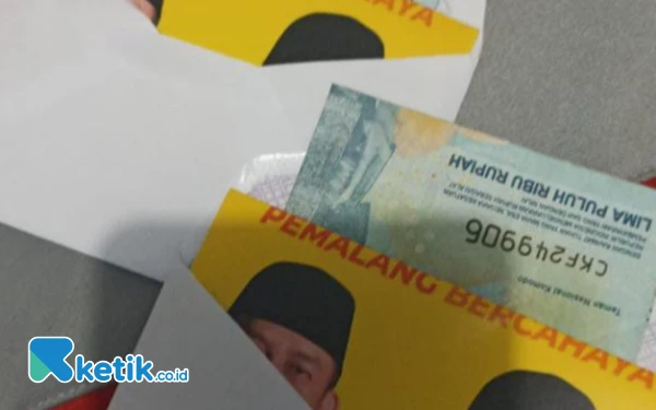 Thumbnail Berita - Viral Foto Amplop Berisi Rp50 Ribu, Diduga Serangan Fajar dari Paslon Pemenang Pilkada Pemalang