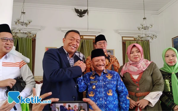 Thumbnail Berita - Tunjukan Rasa Hormat, Rio dan Ulfi Sowan ke Bupati Situbondo Karna Suswandi