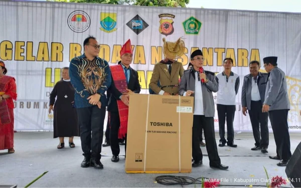 Thumbnail Ketua FKUB Cianjur, KH Choirul Anam mengumumkan pemenang hadiah dalam gelaran budaya nusantara lintas agama di Aula Kodim 0608, Sabtu 30 November 2024 (Foto: Iman for Ketik.co.id)