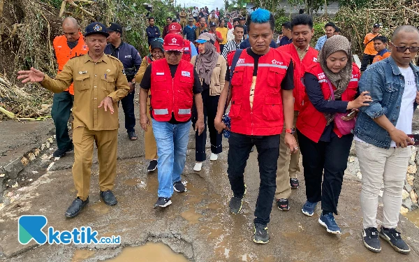 Thumbnail Berita - Rijanto-Beky Tinjau Korban Banjir Sambigede: Fokus Bantuan dan Mitigasi Bencana