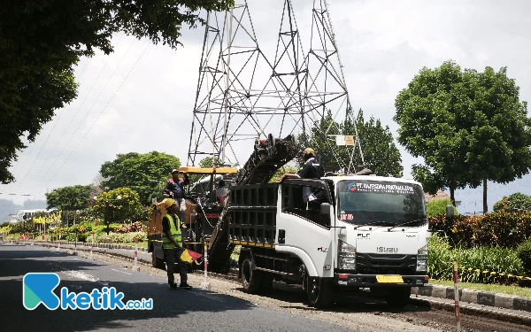 Thumbnail Berita - Pj Wali Kota Batu Harap Perbaikan Jalan Sultan Agung Segera Selesai